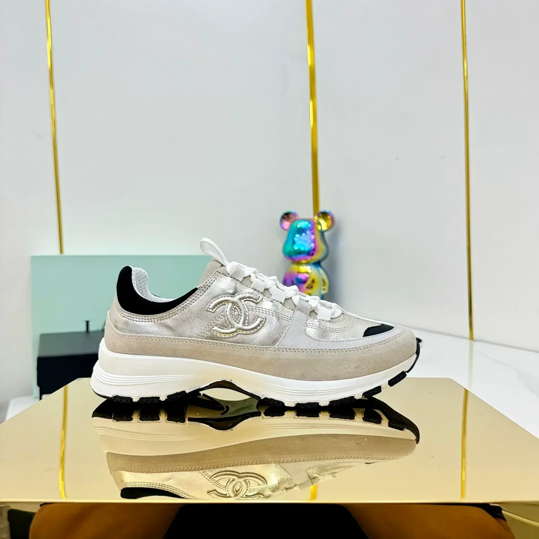 👟👟Ex-factory price 600👟👟High quality! ! ! CHANEL Chanel 25A latest thick-soled casual sports shoes. The counter is synchronized. The counter is very popular. It is a shoe that is very difficult to buy. The most popular thick-soled casual shoes on the Internet. As you can imagine, the most popular thick-soled casual shoes can not be missed. It has both good looks and comfort. Simple and versatile. The thick sole increases the height and is super versatile. Whoever wears it will look better. Upper: cowhide stitching. Lining: breathable mesh. Outsole: TPU original outsole. Size: 35-41 👉